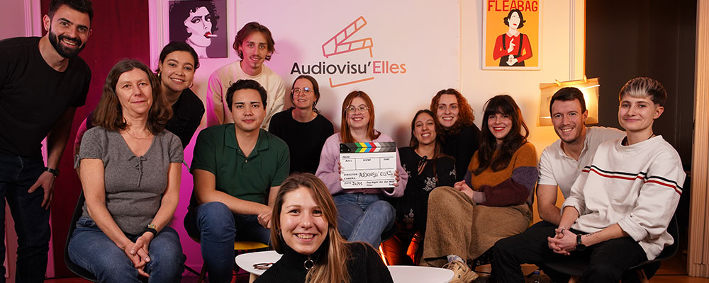 Une équipe d'intervenants dans le secteur audiovisuel à la fin d'un tournage