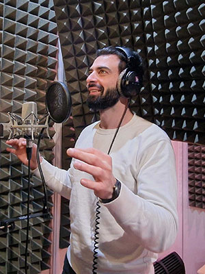 un acteur voix-off est enregistré dans un studio son